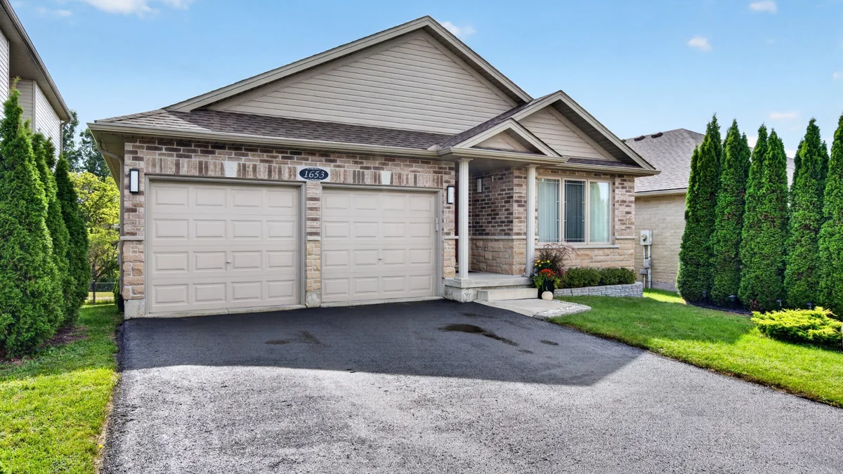 1653 Cedarcreek Crescent London Ontario — iGUIDE listing photography and aerial media